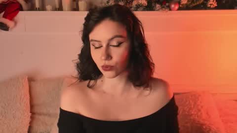 Una  online show from January 8, 8:11 pm