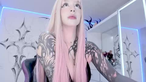 Snapshot of unachimbaherida chatting on February 19, 3:28 am Elle Danielle online show from February 19, 3:28 am