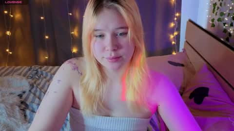 unburntkatniss online show from April 12, 8:08 am