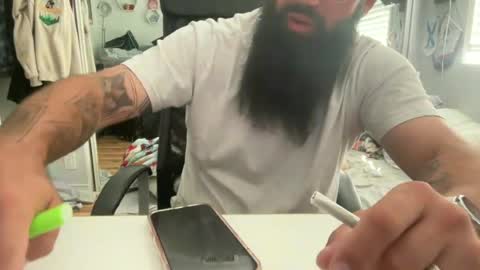 Snapshot of uncutbeard129840 chatting on May 6, 11:21 pm uncutbeard129840 online show from May 6, 11:21 pm