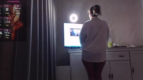 Snapshot of unfulfilledwife chatting on April 29, 10:16 pm Eva online show from April 29, 10:16 pm
