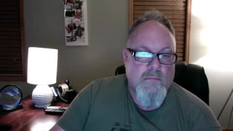 Snapshot of up2later chatting on January 4, 7:34 am up2later online show from January 4, 7:34 am