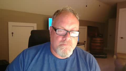 Snapshot of up2later chatting on October 2, 3:24 am up2later online show from October 2, 3:24 am