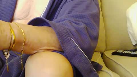 Snapshot of upstairsdog chatting on January 4, 1:21 pm upstairsdog online show from January 4, 1:21 pm