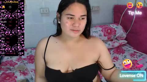 Snapshot of ur_baby_rebbecca chatting on December 8, 11:03 am SINGLE online show from December 8, 11:03 am