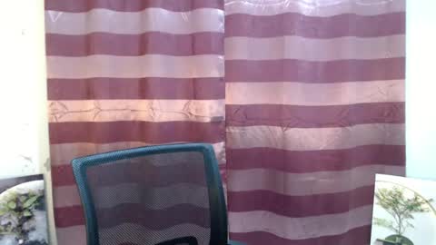 Snapshot of ur_extra_petite chatting on June 14, 5:59 pm online show from June 14, 5:59 pm