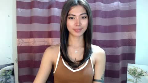 Snapshot of ur_extra_petite chatting on June 15, 1:13 pm online show from June 15, 1:13 pm