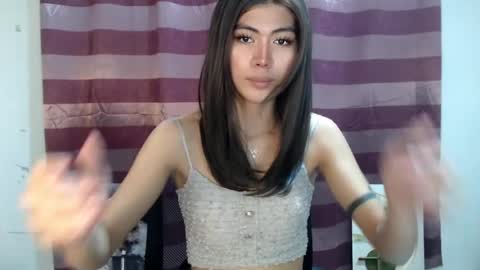 Snapshot of ur_extra_petite chatting on June 21, 11:35 am online show from June 21, 11:35 am