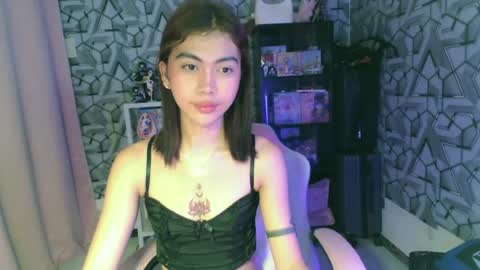 Snapshot of ur_extra_petite chatting on July 5, 1:56 am online show from July 5, 1:56 am