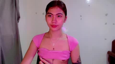 Snapshot of ur_extra_petite chatting on July 6, 12:24 pm online show from July 6, 12:24 pm