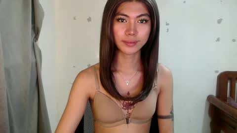 Snapshot of ur_extra_petite chatting on July 8, 6:34 pm online show from July 8, 6:34 pm