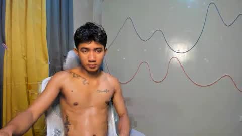 Snapshot of ur_hottestjonny chatting on May 6, 3:39 pm jonny online show from May 6, 3:39 pm