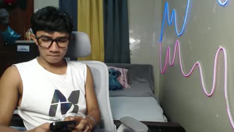 Snapshot of ur_hottestjonny chatting on June 2, 11:23 am jonny online show from June 2, 11:23 am