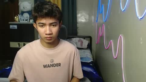 Snapshot of ur_hottestjonny chatting on June 17, 11:49 pm jonny online show from June 17, 11:49 pm