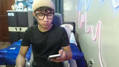 Snapshot of ur_hottestjonny chatting on June 18, 10:41 am jonny online show from June 18, 10:41 am