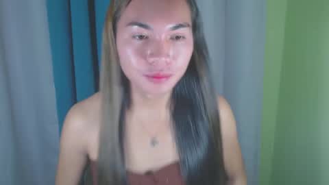 Snapshot of ur_innocent_girlx chatting on January 22, 2:37 am QUEENSY online show from January 22, 2:37 am