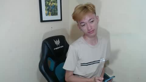 urasian_femboyxxx online show from April 20, 1:03 pm