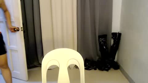 Snapshot of urasian_hardcockxx chatting on January 14, 10:17 am milly online show from January 14, 10:17 am