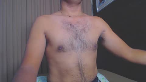 Snapshot of urasianversahunkxx chatting on December 12, 11:29 am johnzen online show from December 12, 11:29 am