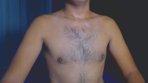 Snapshot of urasianversahunkxx chatting on December 23, 11:28 pm johnzen online show from December 23, 11:28 pm