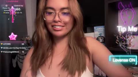 Snapshot of urdimplegurl chatting on June 2, 8:22 pm urdimplegurl online show from June 2, 8:22 pm