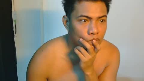 Snapshot of urdreamgroompinoy chatting on March 4, 2:21 pm Marky online show from March 4, 2:21 pm