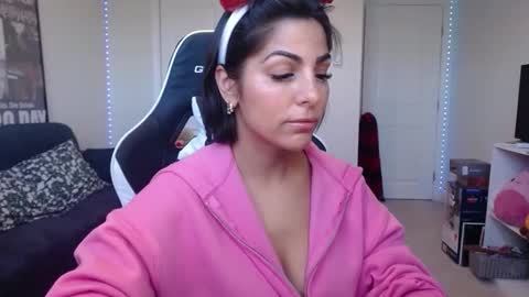 Snapshot of urgoddessmarla chatting on December 18, 3:29 pm Goddess Marla online show from December 18, 3:29 pm