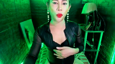 queen norelle online show from February 4, 5:01 pm