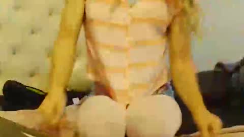 Snapshot of urlittleslut427128 chatting on November 17, 6:35 pm command me online show from November 17, 6:35 pm