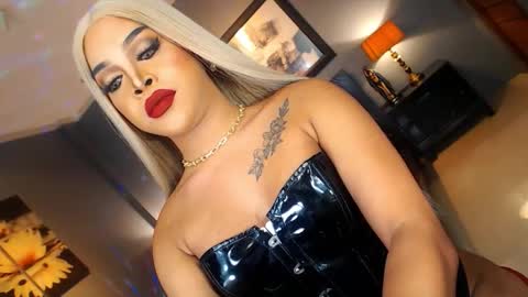 UrMajestyTyra online show from November 19, 1:27 am