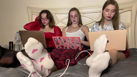 urmissalice online show from December 31, 2:25 pm