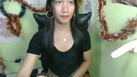Snapshot of urprincessamara69 chatting on December 10, 4:49 pm Amara online show from December 10, 4:49 pm
