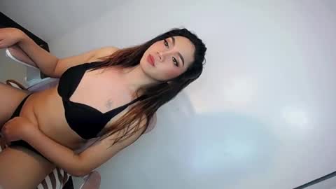 urslut_scarletxx online show from June 4, 12:38 am