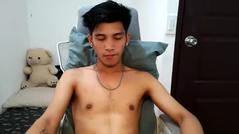 Snapshot of ursweetie_boy chatting on April 17, 7:44 am ursweetie_boy online show from April 17, 7:44 am