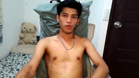 Snapshot of ursweetie_boy chatting on April 24, 10:18 am ursweetie_boy online show from April 24, 10:18 am