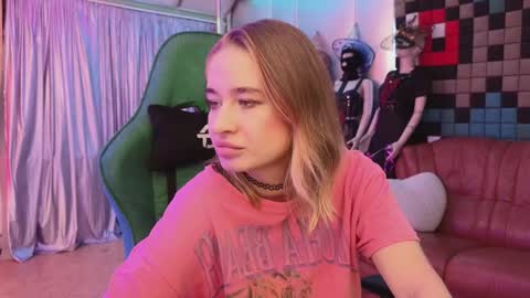 Leila online show from December 8, 9:19 pm