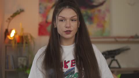 Mia online show from December 2, 11:45 am