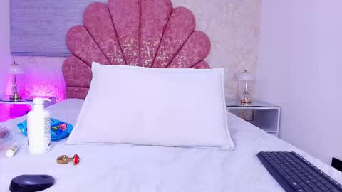 Snapshot of vaiolet_colls chatting on February 15, 12:03 pm Vaiolet colls online show from February 15, 12:03 pm