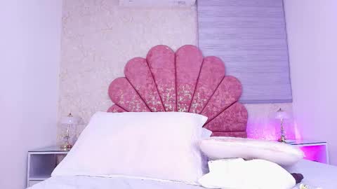 Snapshot of vaiolet_colls chatting on February 18, 12:01 pm Vaiolet colls online show from February 18, 12:01 pm