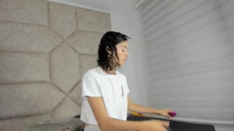 V A I O L E T T  S M I T H online show from September 20, 10:05 am