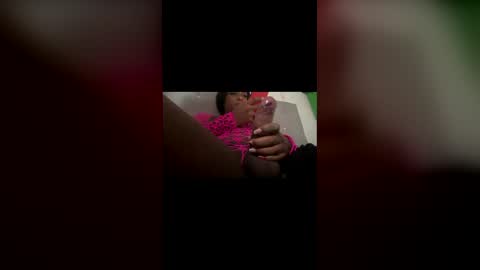 Snapshot of valencutt chatting on April 22, 1:01 pm valencutt online show from April 22, 1:01 pm