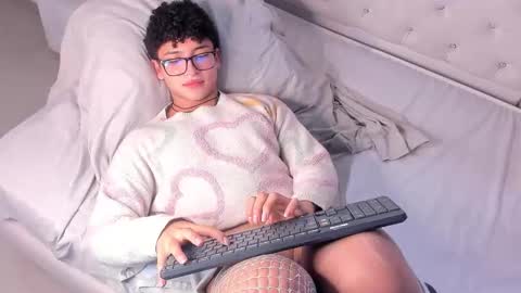 Valentin0 online show from December 4, 7:44 pm