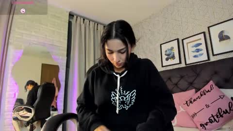 Valen online show from May 6, 11:48 am