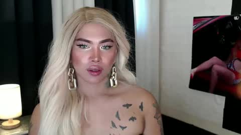 Snapshot of valentina_goddess_tsxxx chatting on December 10, 10:37 pm Amanda online show from December 10, 10:37 pm