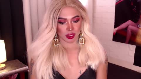Snapshot of valentina_goddess_tsxxx chatting on December 13, 1:26 am Amanda online show from December 13, 1:26 am