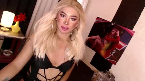 Snapshot of valentina_goddess_tsxxx chatting on December 22, 12:17 am Amanda online show from December 22, 12:17 am