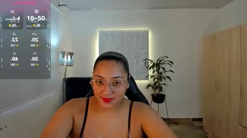 Snapshot of valentina_xx69 chatting on September 23, 8:12 pm Valentina online show from September 23, 8:12 pm