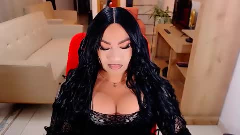 Snapshot of valentinaxqueen chatting on October 14, 12:11 am online show from October 14, 12:11 am