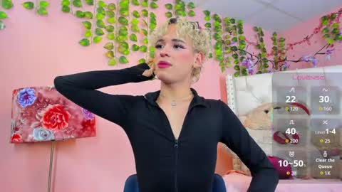 Snapshot of valentinee_xo chatting on June 25, 4:34 am valentinee_xo online show from June 25, 4:34 am