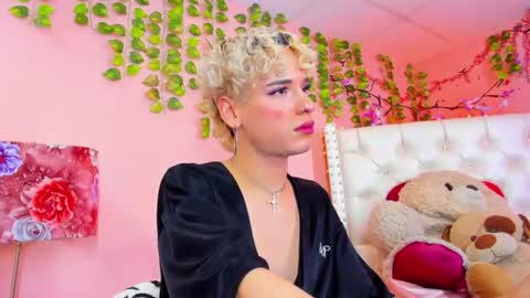 Snapshot of valentinee_xo chatting on July 4, 12:11 pm valentinee_xo online show from July 4, 12:11 pm